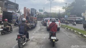 Rusak Dan Berisiko Kecelakaan, Warga Minta Perbaikan Jalan Prof Hamka