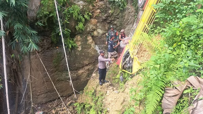 Sopir Truk Tewas Setelah Kendaraannya Masuk Jurang Sungai Di Grobogan