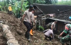 Tni Polri Laksanakan Kerja Bakti Bersihkan Puing Longsor Di Sukoharjo