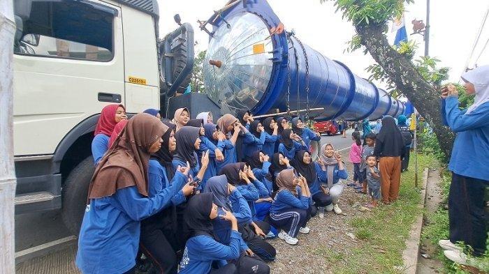 Tabung Raksasa Autoclave Viral, Sopir: Tiap Berhenti Jadi Tempat Wisata