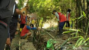 Talut Sungai Plumbon Jebol, Warga Mangungharjo Semarang Masih Berbenah