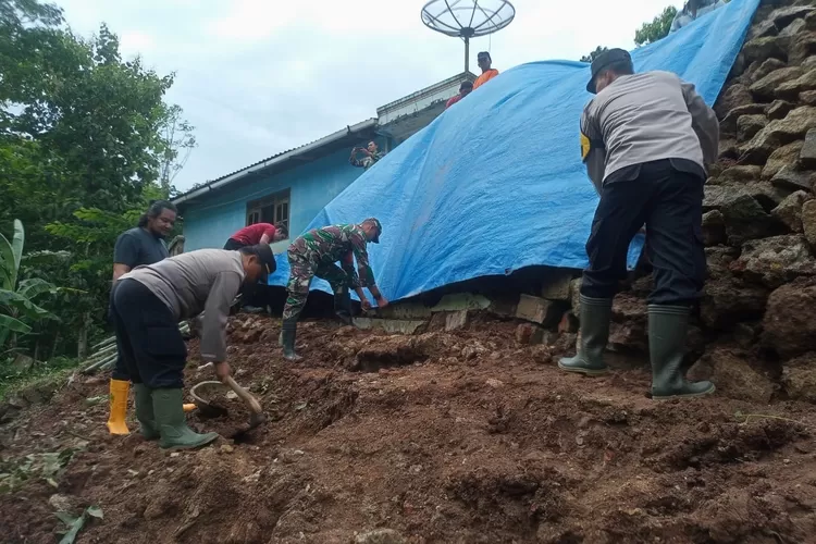 Tanggap Darurat! Polisi Bantu Evakuasi Korban Longsor Di Batuwarno Wonogiri