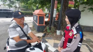 Teguran Polwan Cantik Bikin Pengendara Malu, Lupa Pakai Helm