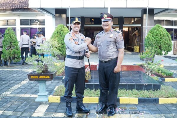 Upacara Kenaikan Pangkat Di Polres Jembrana, Kapolres Berikan Penghargaan Bagi