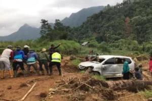 Warga Gotong Royong Evakuasi Mobil Yang Terseret Longsor Di Pekalongan