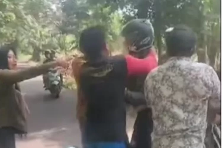 Warga Pantai Kuripan Subah Batang Amankan Begal Yang Tertangkap Basah