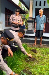 Warga Yeh Kuning Terima Bibit Cabai Dan Terong Dari Polsek