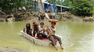 Akses jalan lumpuh karena banjir, pelajar grobogan terpaksa sekolah naik