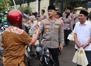 Aksi sosial kapolrestabes semarang, 400 takjil dibagikan ke warga