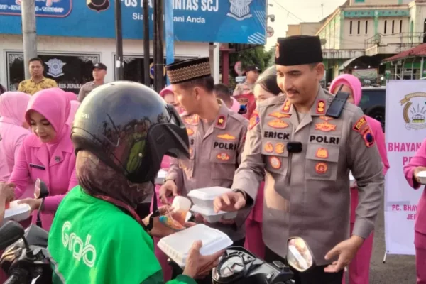 Aksi sosial polres jepara, ratusan takjil dibagikan ke masyarakat