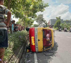 Angkot terguling di purworejo, tujuh orang dilarikan ke rumah sakit