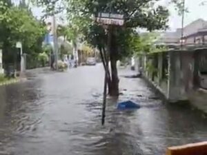 Banjir genangi ruas jalan di kota malang akibat hujan deras