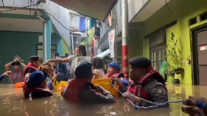 Banjir rendam jatinegara, polda metro jaya turun bantu evakuasi