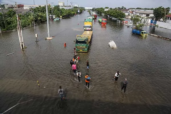 Banjir rob melanda, jalur pantura semarang demak tergenang hingga 50 cm