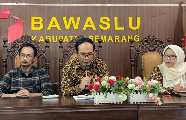 Bawaslu kabupaten semarang beri santunan rp42 juta kepada keluarga pengawas