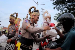 Berbagi takjil dengan cara unik, polisi pemalang kenakan kostum wayang