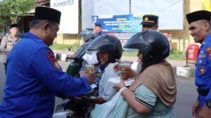 Berbagi di bulan ramadan, polres jepara bagikan takjil gratis ke