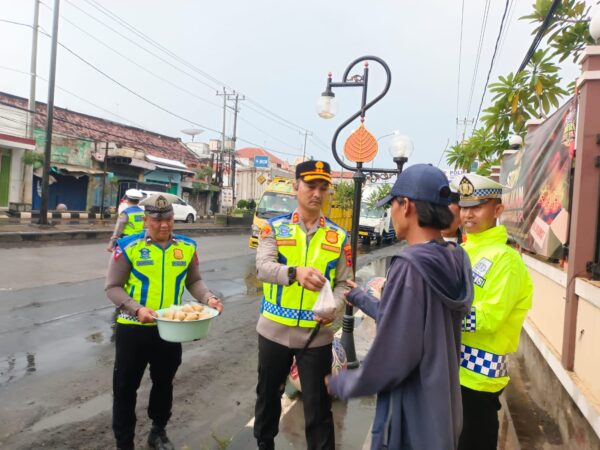 Beri kejutan, polisi di pantura batang bukan razia tapi berbagi