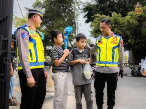 Berkah ramadan, satlantas polres batang tetap semangat bagikan takjil