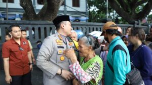 Bersama gmni jatim, kapolresta malang kota kerja bakti dan baksos