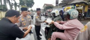 Bersama wartawan, polresta banyumas tebar kebaikan dengan takjil