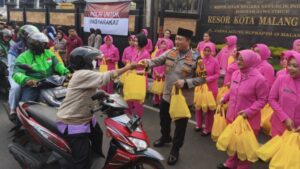 Bhayangkari polresta malang kota bagikan 500 takjil, berbagi kebahagiaan di