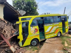 Bus hantam pemotor dan rumah di pati, warga alami luka luka