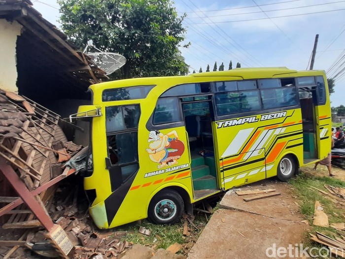 Bus hantam pemotor dan rumah di pati, warga alami luka luka