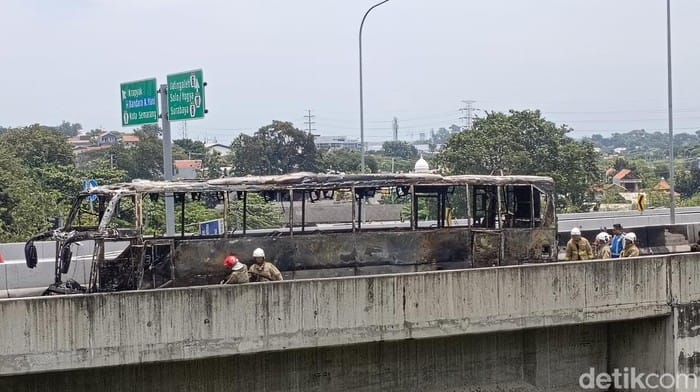 Bus po haryanto ludes dilalap api di tol krapyak semarang