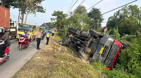 Diduga hilang kendali, truk bermuatan susu krimer terguling di grobogan