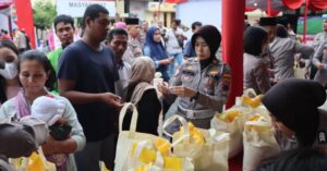 Dukung warga, polrestabes semarang sediakan sembako murah di bazar ramadhan