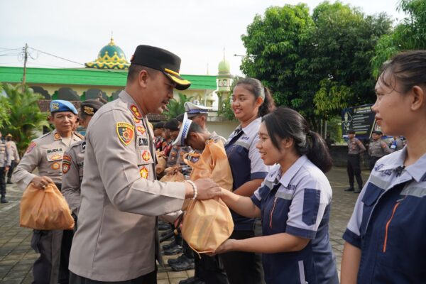 Dukungan kapolres jembrana: bingkisan untuk bintara remaja dan phl