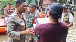 Evakuasi warga banjir di bekasi dan depok, polri salurkan bantuan