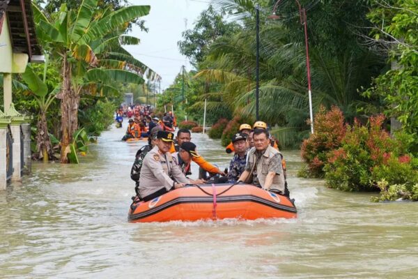 Gubernur jateng didampingi kapolres grobogan cek dampak banjir di gubug