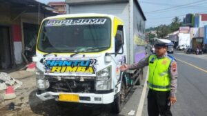 Guru smk tewas dalam kecelakaan truk boks dan tiga motor