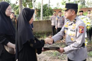 Hormati jasa polisi gugur, jenderal serahkan surat kplb