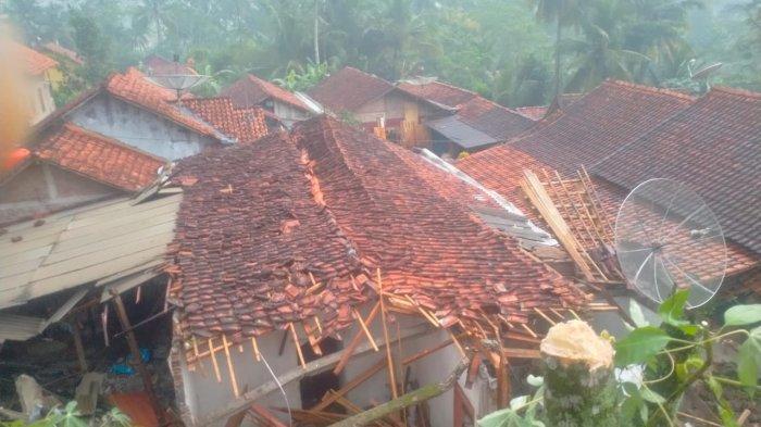 Hujan deras sebabkan talud di gumelar banyumas longsor, rumah warga