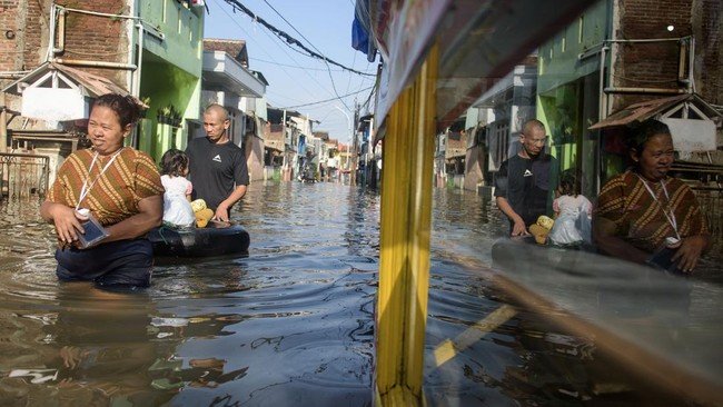 Imbas tanggul kali jebol, banjir genangi ratusan rumah di pati