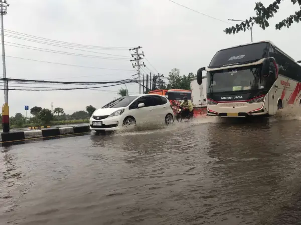 Jalan solo semarang km 14 boyolali terendam 30 cm, pengendara diminta