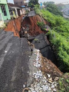 Jalan di dekat tol jatingaleh semarang ambles 1 meterjalan di