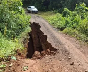 Jembatan penghubung di desa karang mas lamandau ambrol akibat hujan