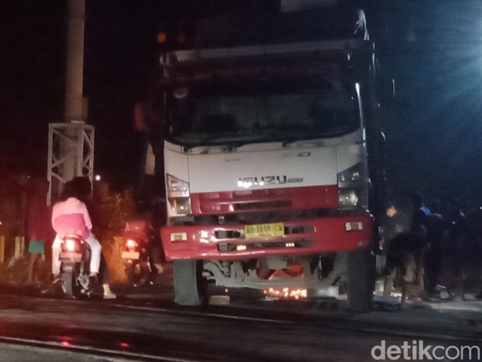 Ka terpaksa gunakan satu jalur, truk tronton mogok di rel