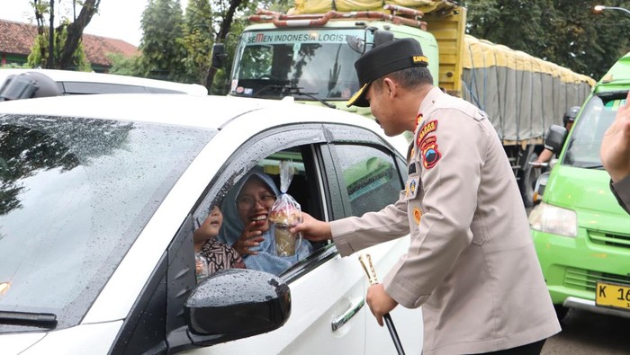 Kapolres grobogan bagikan ratusan paket takjil ke pengguna jalan