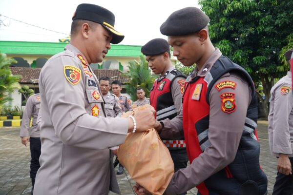 Kapolres jembrana berbagi dengan bintara remaja dan phl