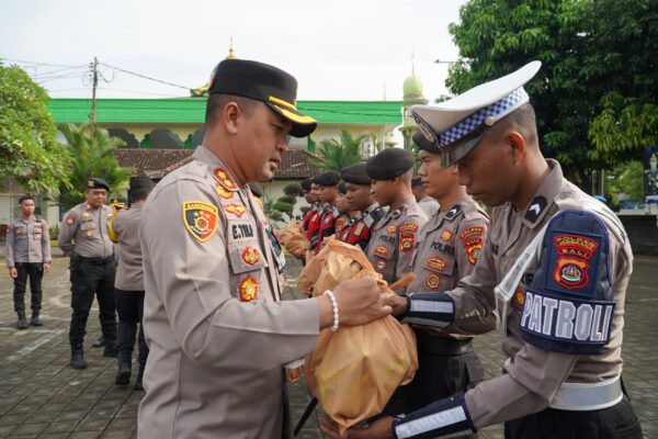 Kapolres jembrana serahkan bingkisan, bintara remaja dan phl terharu