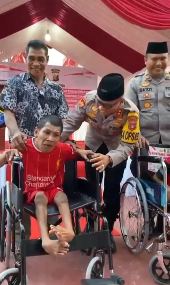 Kapolres kobar salurkan kursi roda untuk penyandang disabilitas, wujud kepedulian