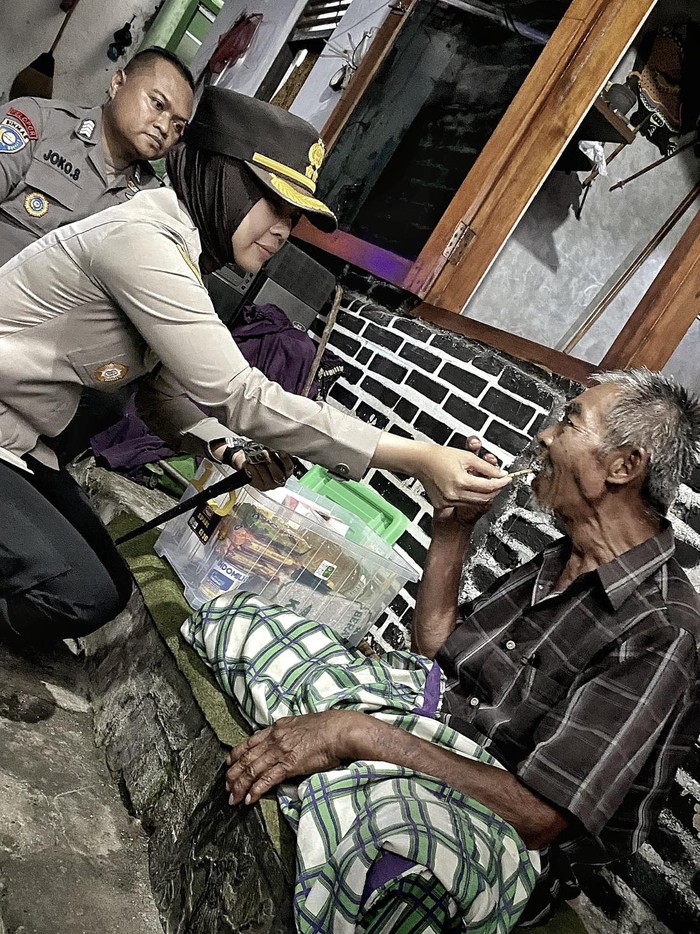 Kapolres magelang kota tunjukkan empati, suapi biskuit untuk lansia yang