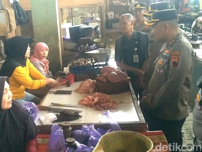 Kapolres pekalongan disambut keluhan pedagang saat sidak di pasar kajen