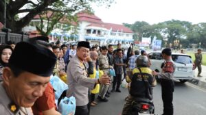 Kapolresta malang kota pimpin kerja bakti pasca demo dan salurkan