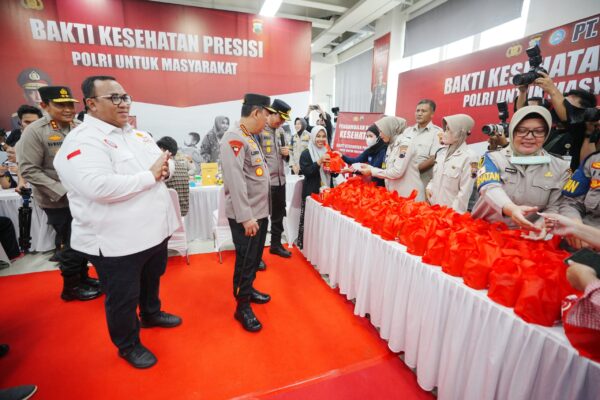 Kapolri tinjau langsung bakti kesehatan polri di pt tah sung